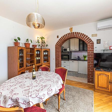 2 Bedroom Beautiful Apartment In Okrug Gornji Trogir Eksteriør billede