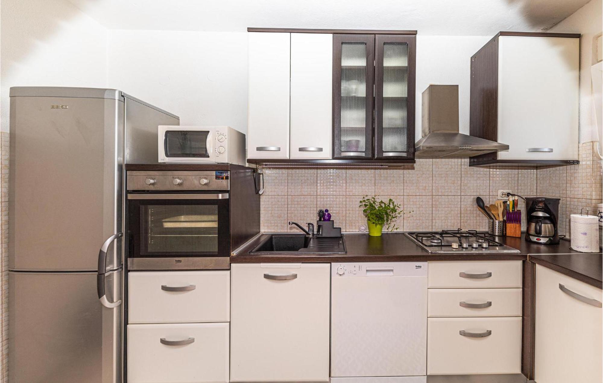 2 Bedroom Beautiful Apartment In Okrug Gornji Trogir Eksteriør billede