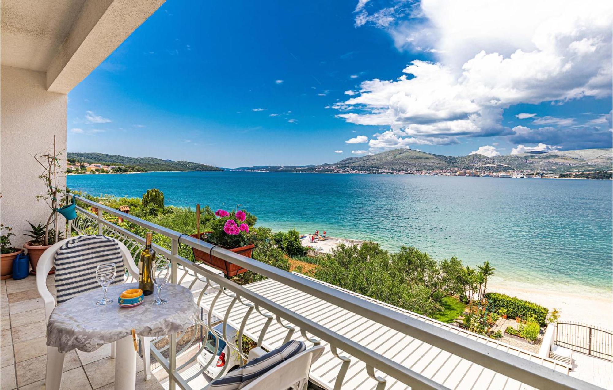 2 Bedroom Beautiful Apartment In Okrug Gornji Trogir Eksteriør billede