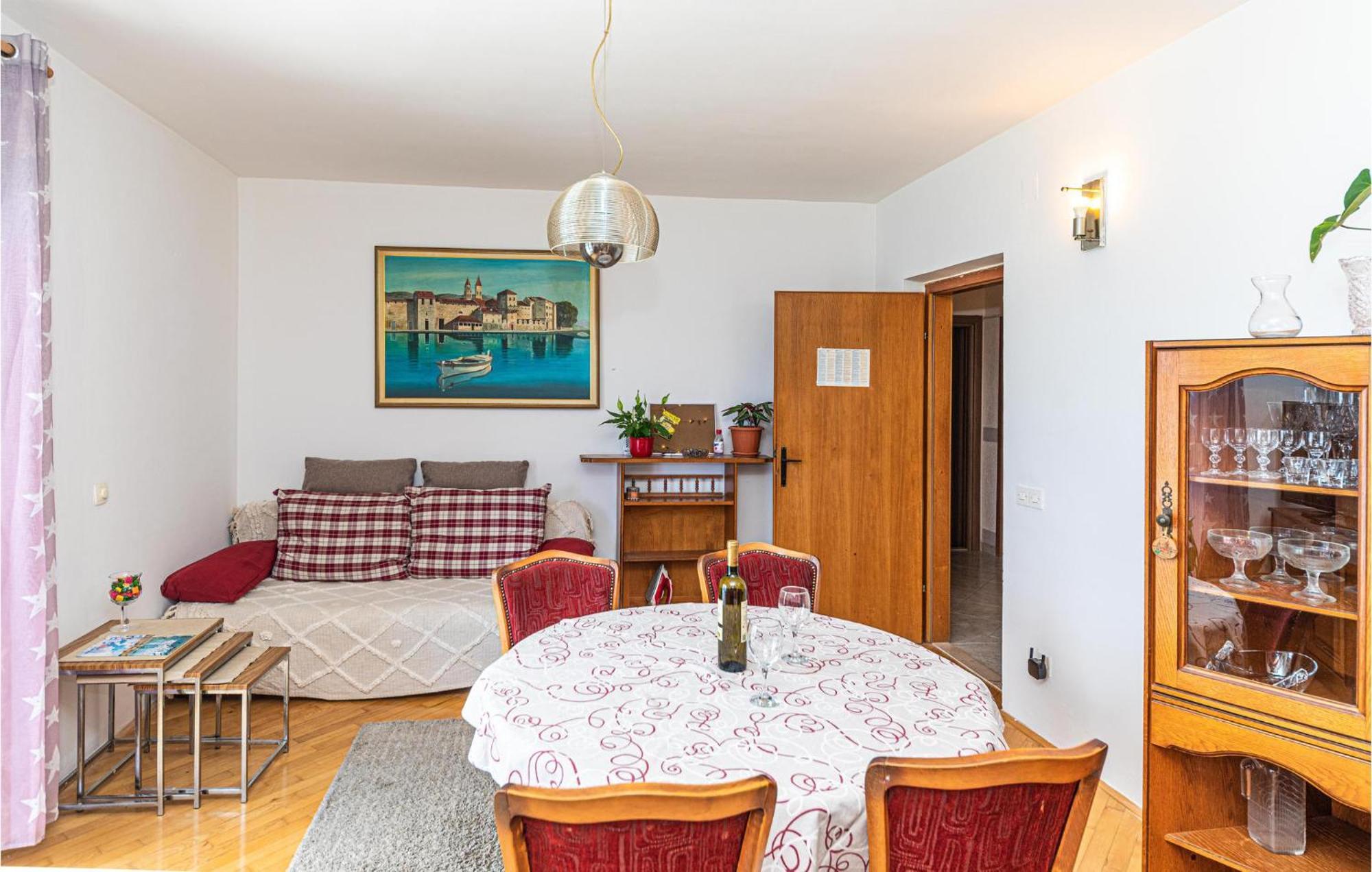 2 Bedroom Beautiful Apartment In Okrug Gornji Trogir Eksteriør billede