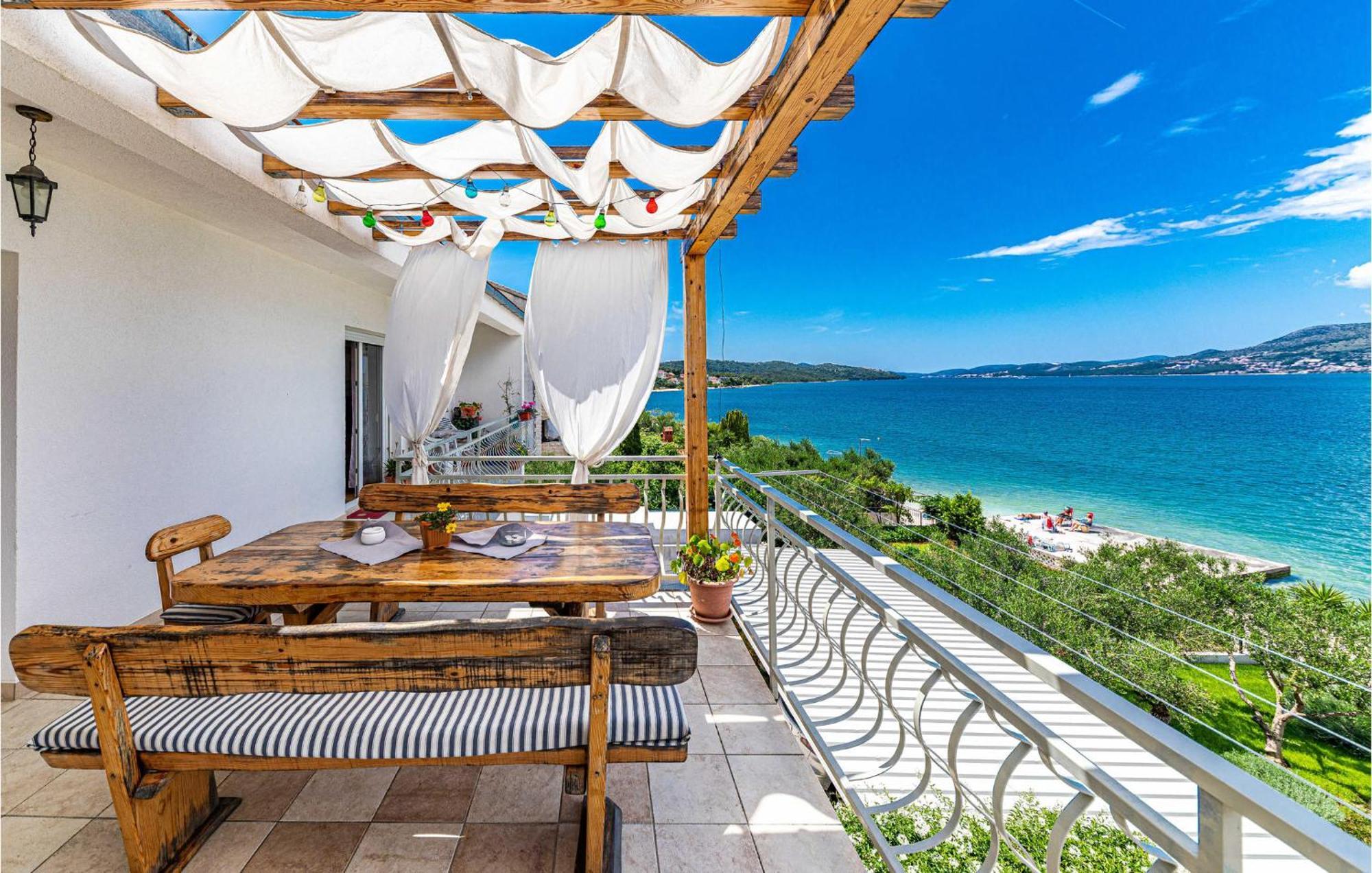 2 Bedroom Beautiful Apartment In Okrug Gornji Trogir Eksteriør billede