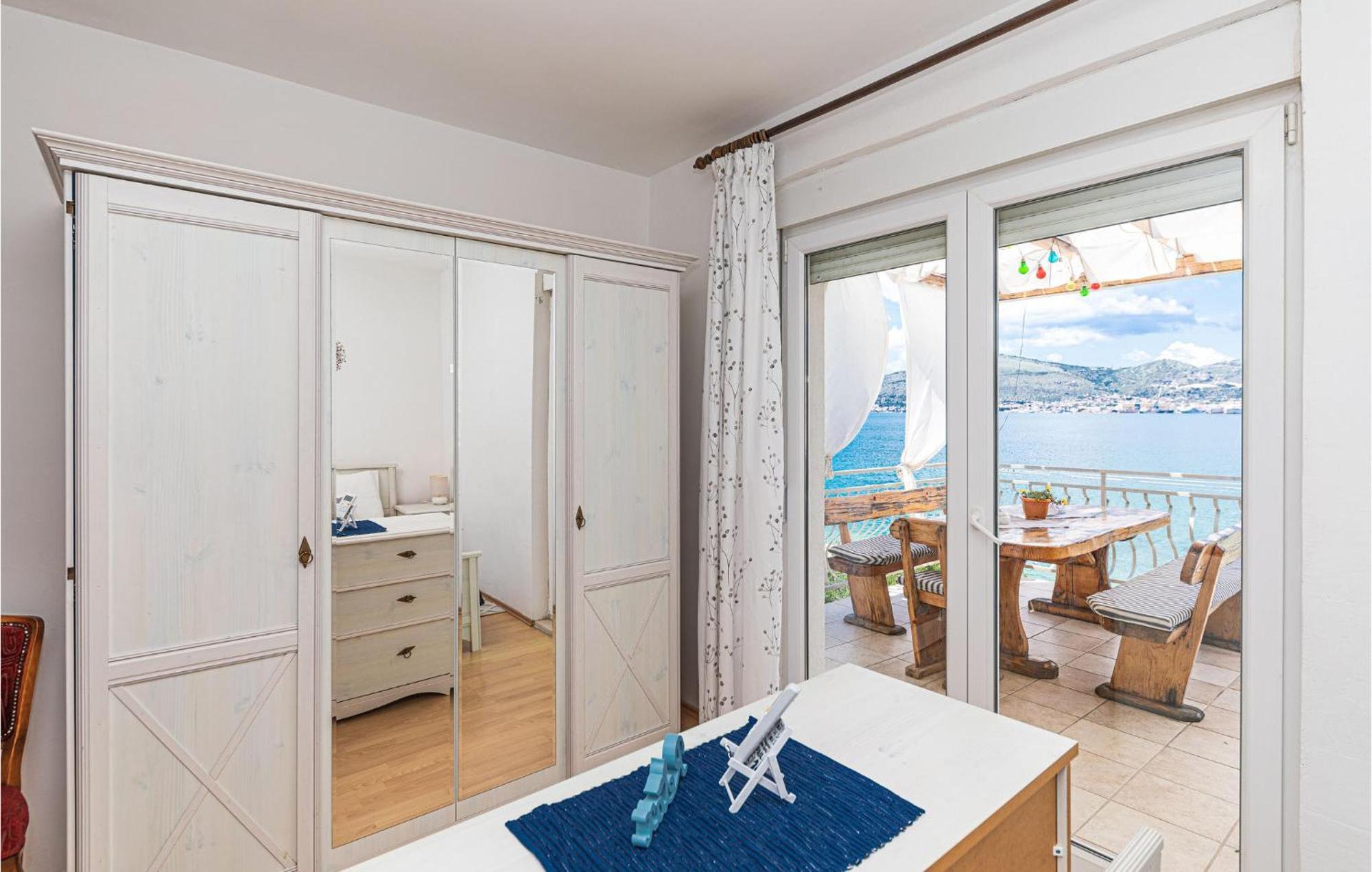 2 Bedroom Beautiful Apartment In Okrug Gornji Trogir Eksteriør billede