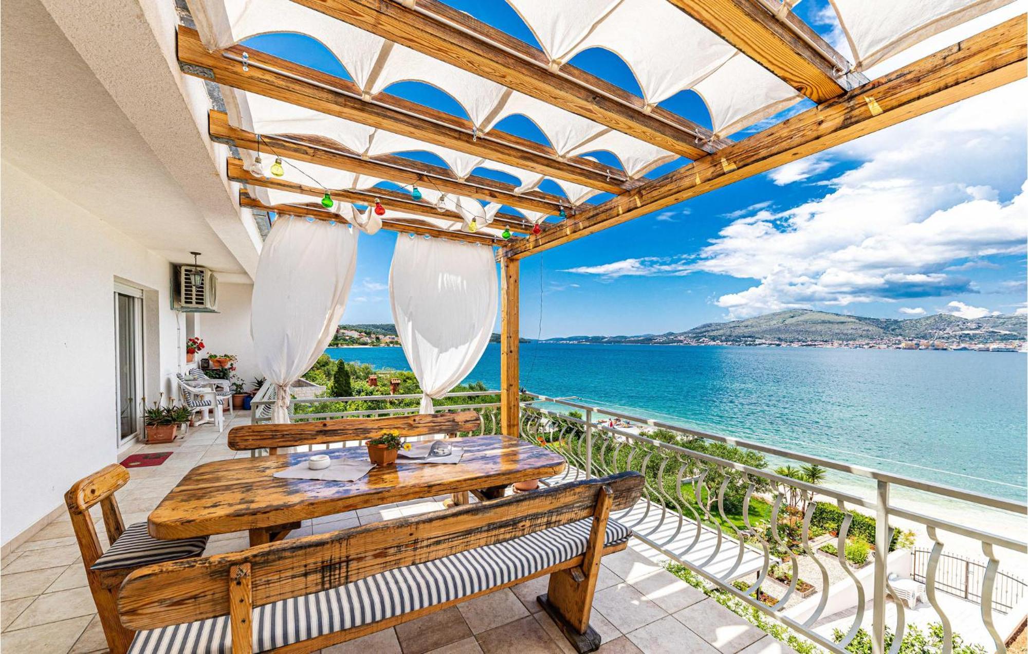 2 Bedroom Beautiful Apartment In Okrug Gornji Trogir Eksteriør billede