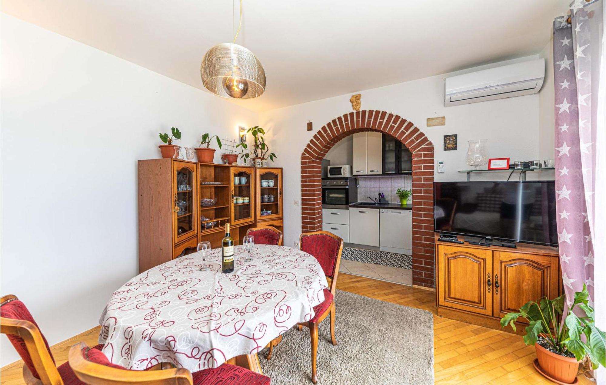 2 Bedroom Beautiful Apartment In Okrug Gornji Trogir Eksteriør billede