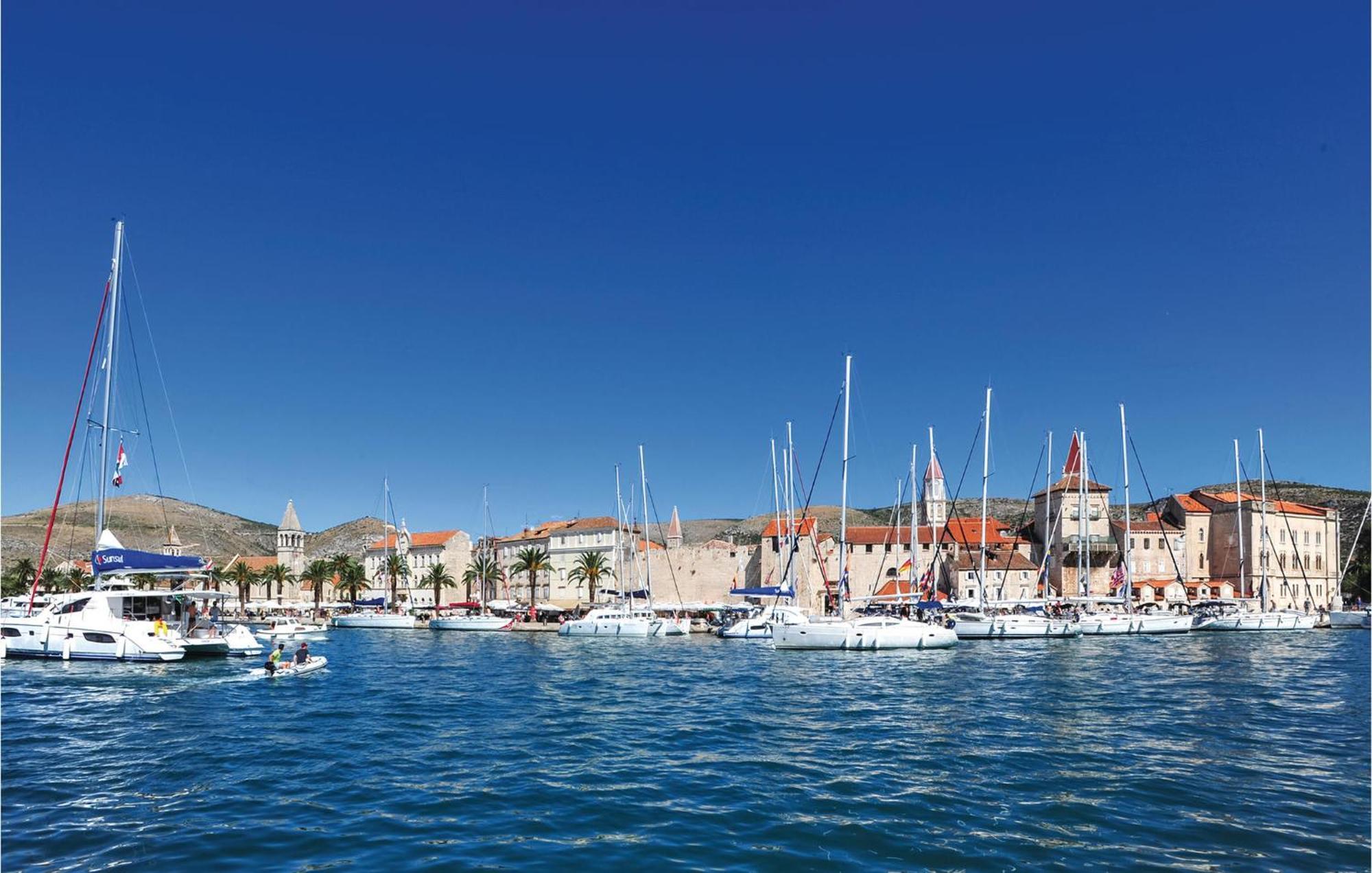 2 Bedroom Beautiful Apartment In Okrug Gornji Trogir Eksteriør billede