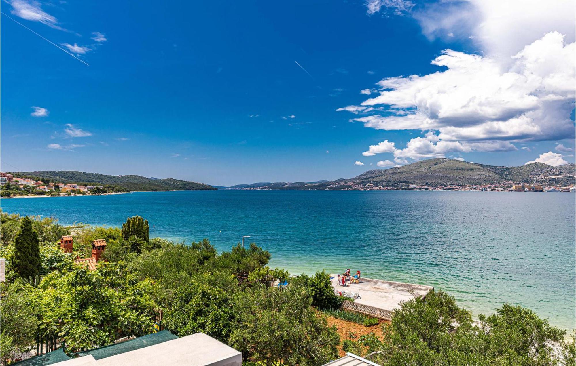 2 Bedroom Beautiful Apartment In Okrug Gornji Trogir Eksteriør billede